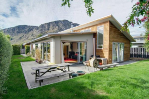 Private Villa, Devine views, short drive to town or ski fields